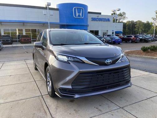 2023 Toyota Sienna LE