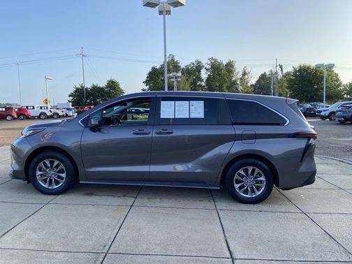 2023 Toyota Sienna LE