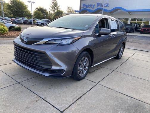 2023 Toyota Sienna LE