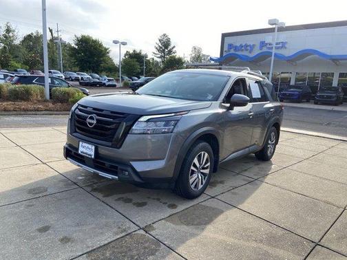 2022 Nissan Pathfinder SL