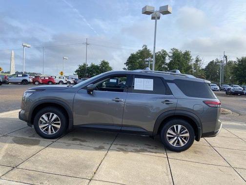 2022 Nissan Pathfinder SL