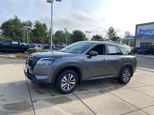2022 Nissan Pathfinder SL