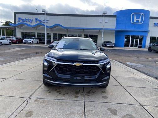 Mosaic Black Metallic 2025 Chevrolet Trax LT
