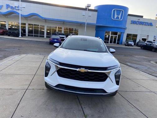 Summit White 2024 Chevrolet Trax LT