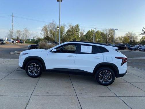 Summit White 2024 Chevrolet Trax LT