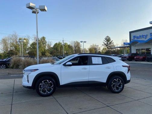 Summit White 2024 Chevrolet Trax LT