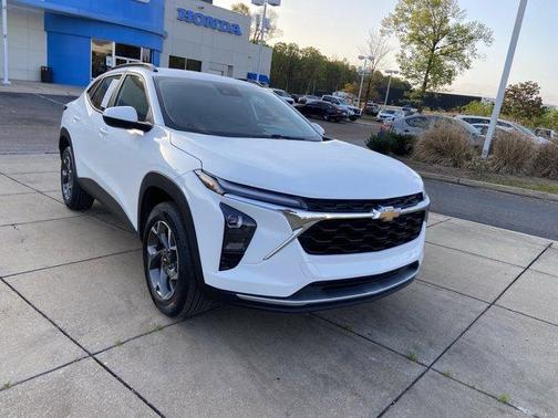 Summit White 2024 Chevrolet Trax LT