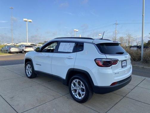 Bright White Clearcoat 2024 Jeep Compass Latitude