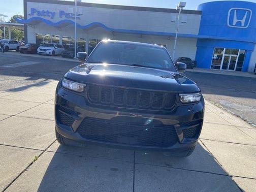 Diamond Black 2025 Jeep Grand Cherokee Laredo