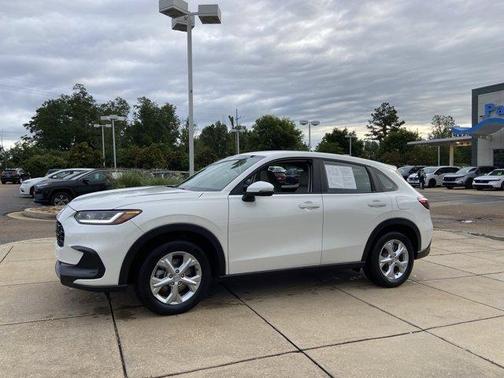 Platinum White Pearl 2025 Honda HR-V LX