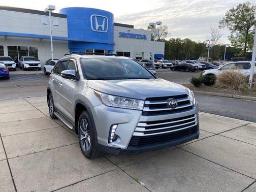 Celestial Silver Metallic 2019 Toyota Highlander XLE