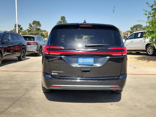 2023 Chrysler Pacifica Touring-L