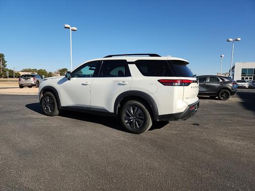 2024 Nissan Pathfinder SV