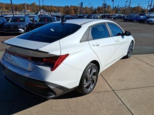 2025 Hyundai ELANTRA HEV SEL