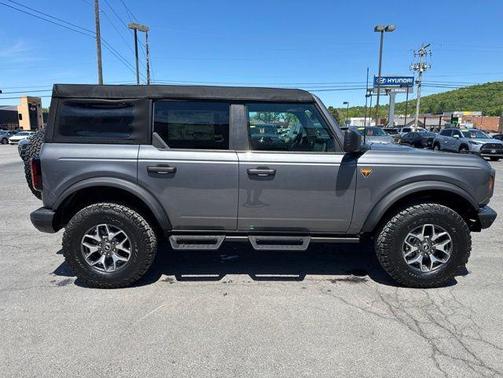 Gray Metallic 2024 Ford Bronco Badlands