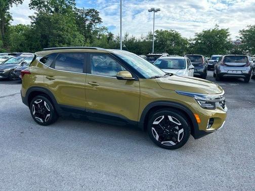 Green 2024 Kia Seltos SX