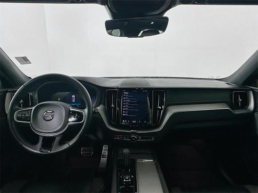 2022 Volvo XC60 B5 R-Design