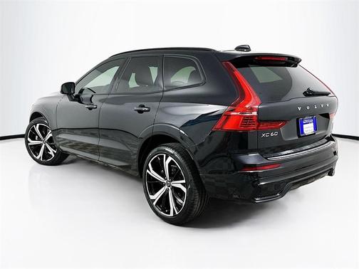 2022 Volvo XC60 B5 R-Design