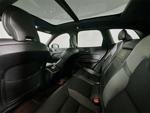2022 Volvo XC60 B5 R-Design