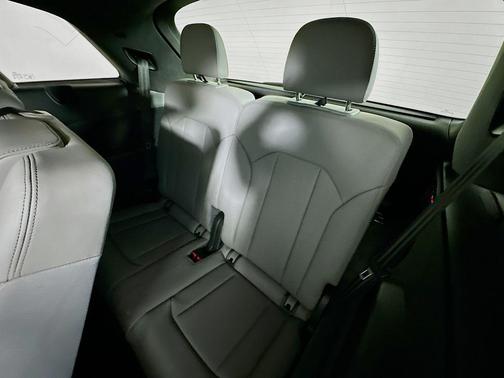 Glacier White Metallic 2023 Audi SQ7 4.0T Premium Plus
