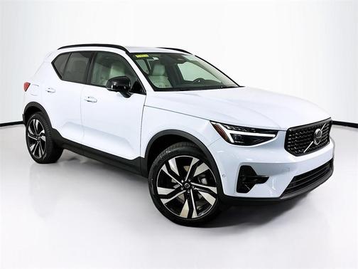 2025 Volvo XC40 B5 Plus Dark Theme