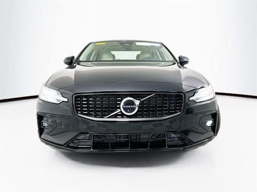 2024 Volvo S60 B5 Plus Dark Theme