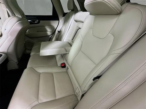 2023 Volvo XC60 B5 Ultimate Bright Theme