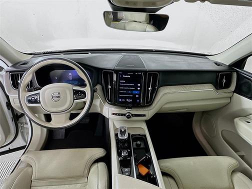 2023 Volvo XC60 B5 Ultimate Bright Theme
