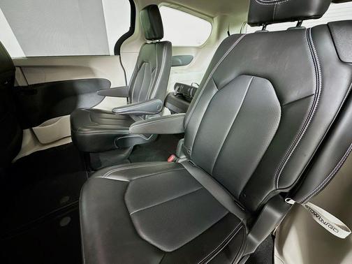 2023 Chrysler Pacifica Touring-L