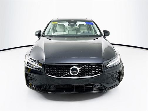 2024 Volvo S60 B5 Plus Dark Theme