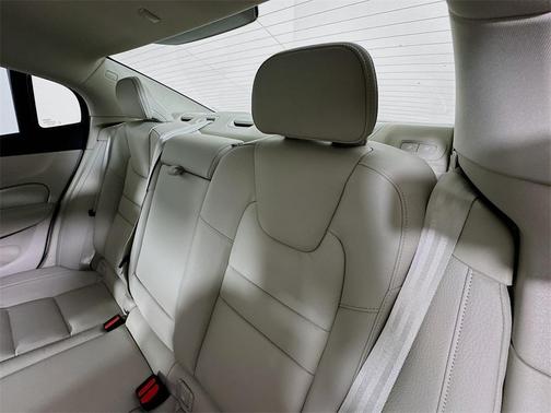 2024 Volvo S60 B5 Plus Dark Theme