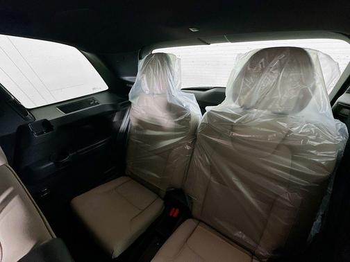 Crystal White Pearl 2026 Volvo XC90 B6 Plus 7-Seater
