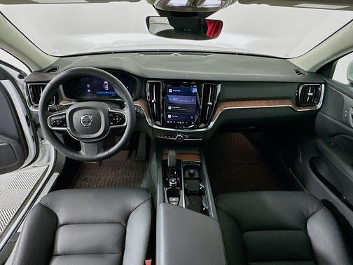 2024 Volvo V60 Cross Country B5 Plus