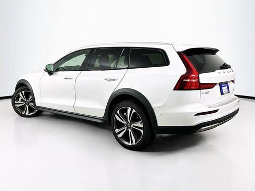 2024 Volvo V60 Cross Country B5 Plus