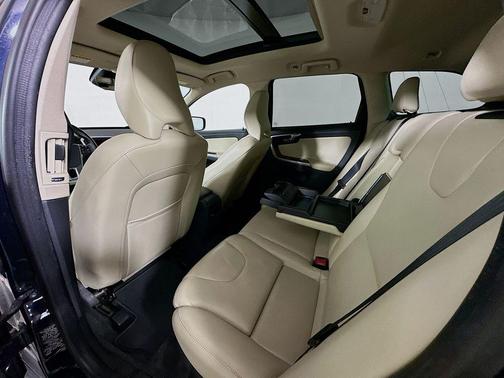 Magic Blue Metallic 2017 Volvo XC60 T5 Inscription