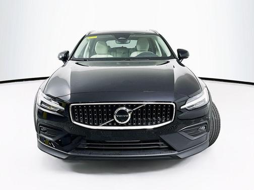 Onyx Black Metallic 2026 Volvo V60 Cross Country B5 Plus