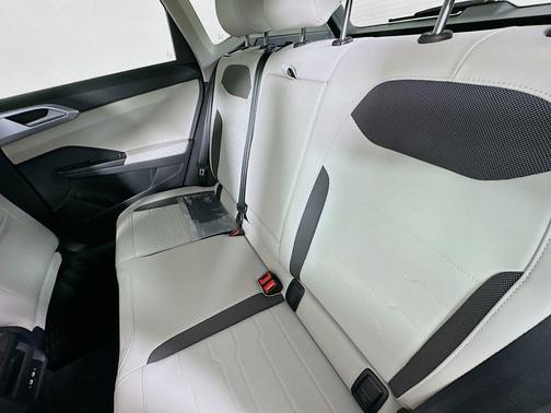 Deep Black Pearl Effect 2026 Volkswagen Taos 1.5T SE