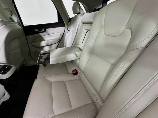 2022 Volvo XC60 B5 Inscription