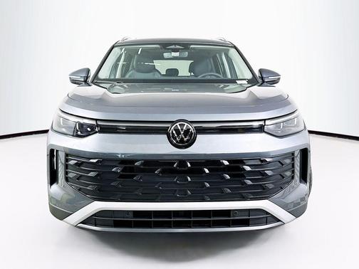Platinum Gray Metallic 2026 Volkswagen Tiguan 2.0T SE