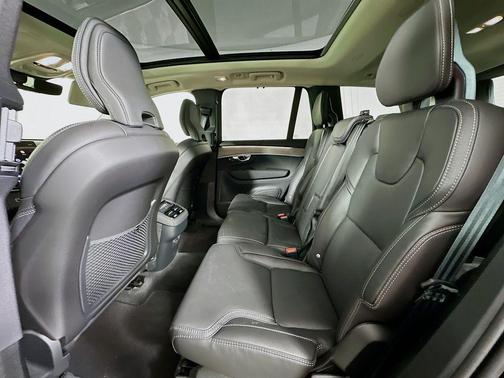 Onyx Black Metallic 2026 Volvo XC90 B5 Ultra 7-Seater