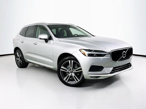 Bright Silver Metallic 2021 Volvo XC60 T5 Momentum
