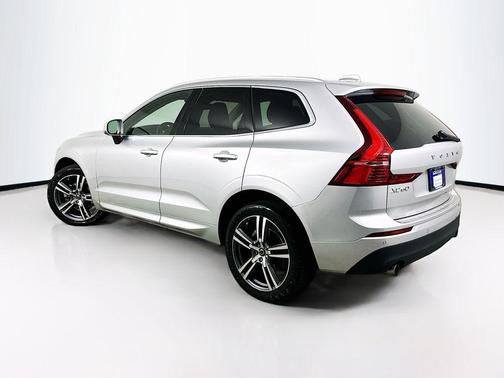 Bright Silver Metallic 2021 Volvo XC60 T5 Momentum