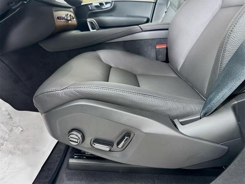 2025 Volvo XC90 Plug-In Hybrid T8 Plus 6-Seater