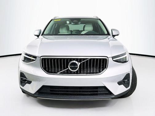 2025 Volvo XC40 B5 Ultra Bright Theme