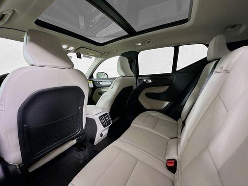 2025 Volvo XC40 B5 Ultra Bright Theme