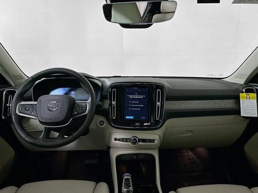 2025 Volvo XC40 B5 Ultra Bright Theme