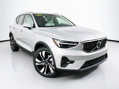 2025 Volvo XC40 B5 Ultra Bright Theme
