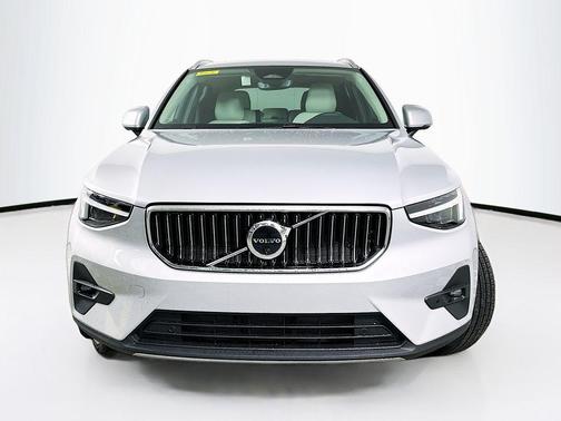 2025 Volvo XC40 B5 Ultra Bright Theme