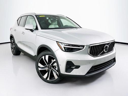 2025 Volvo XC40 B5 Ultra Bright Theme