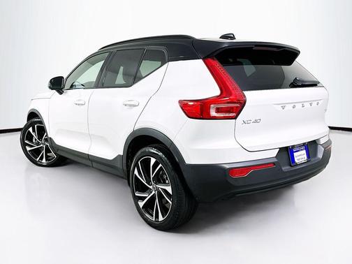 Crystal White 2021 Volvo XC40 T5 R-Design